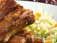 Рецепта Печени свински гърди на фурна с картофи, зеле и сушени кайсии